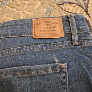 Levi's Signature Mid-Rise Bootcut Blue Jeans